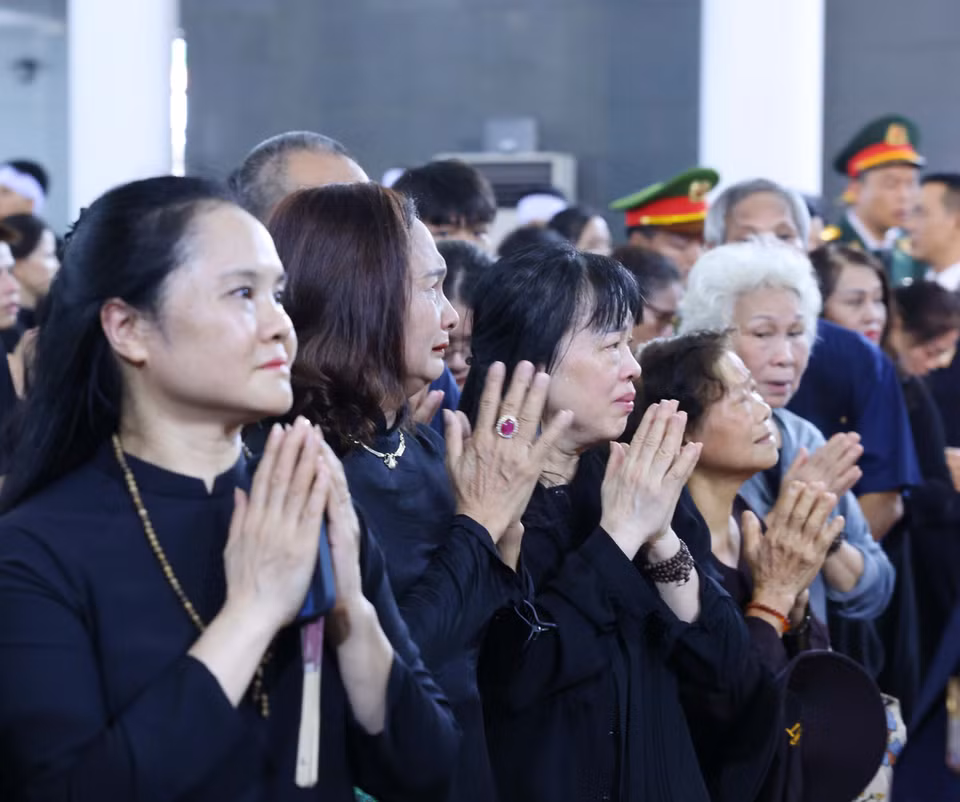 Người dân bày tỏ lòng tiếc thương Tổng Bí thư Nguyễn Phú Trọng. (Ảnh: TTXVN)