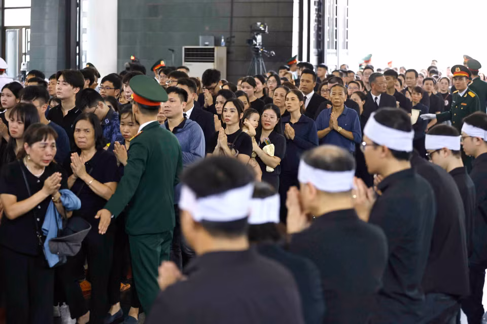 Gần đến trưa, dòng người vẫn không ngừng đổ về Nhà Tang lễ Quốc gia, số 5 Trần Thánh Tông, để viếng Tổng Bí thư Nguyễn Phú Trọng. (Ảnh: TTXVN)