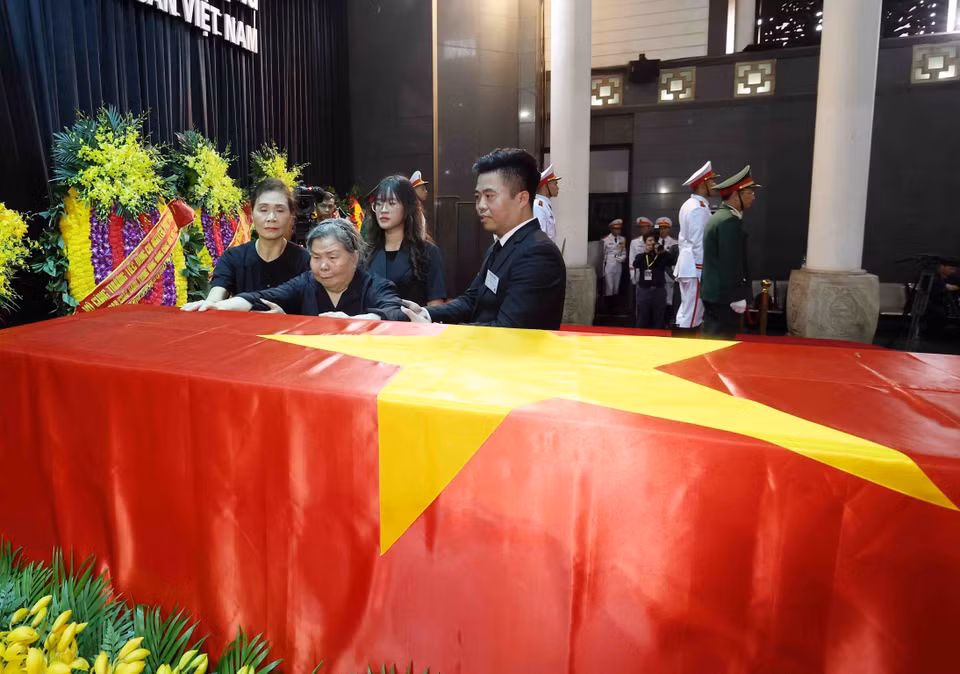 Bà Đặng Thị Phúc, giáo viên tiểu học của Tổng Bí thư Nguyễn Phú Trọng, năm nay đã 92 tuổi, sức khỏe đã giảm nhiều nhưng vẫn đến Nhà tang lễ Quốc gia số 5 Trần Thánh Tông để được tiễn biệt học trò lần cuối. (Ảnh: TTXVN)