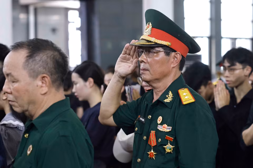 Người dân bày tỏ lòng tiếc thương Tổng Bí thư Nguyễn Phú Trọng. (Ảnh: TTXVN)