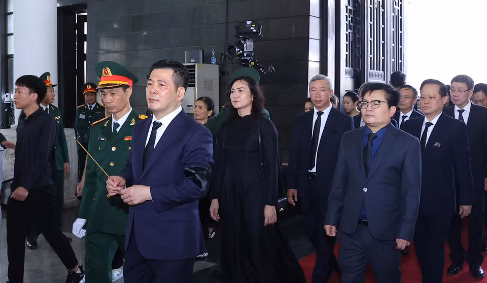 Đoàn Bộ Công Thương do Ủy viên Trung ương Đảng, Bộ trưởng Bộ Công Thương Nguyễn Hồng Diên làm Trưởng đoàn, viếng Tổng Bí thư Nguyễn Phú Trọng. (Ảnh: TTXVN)