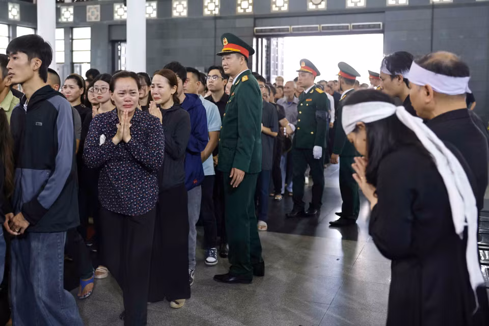 Gần đến trưa, dòng người vẫn không ngừng đổ về Nhà Tang lễ Quốc gia, số 5 Trần Thánh Tông, để viếng Tổng Bí thư Nguyễn Phú Trọng. (Ảnh: TTXVN)