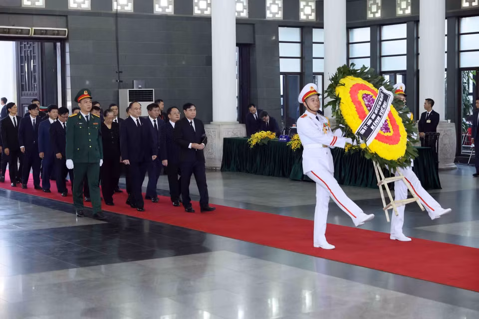 Đoàn tỉnh Điện Biên viếng Tổng Bí thư Nguyễn Phú Trọng. (Ảnh: TTXVN)