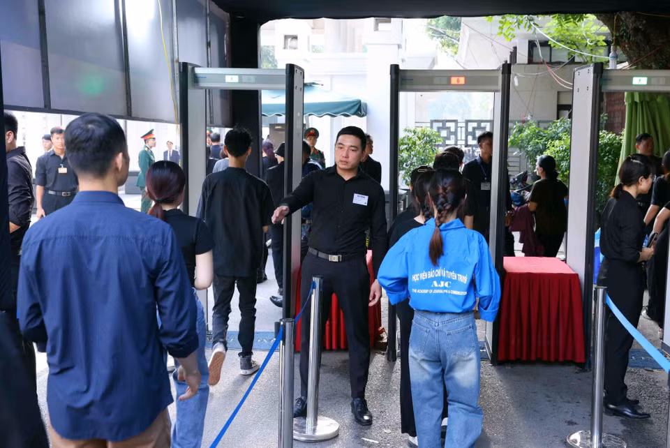 Lực lượng hỗ trợ người dân đến viếng Tổng Bí thư Nguyễn Phú Trọng tại Nhà tang lễ Quốc gia số 5 Trần Thánh Tông, Hà Nội, sáng 26/7. (Ảnh: TTXVN)