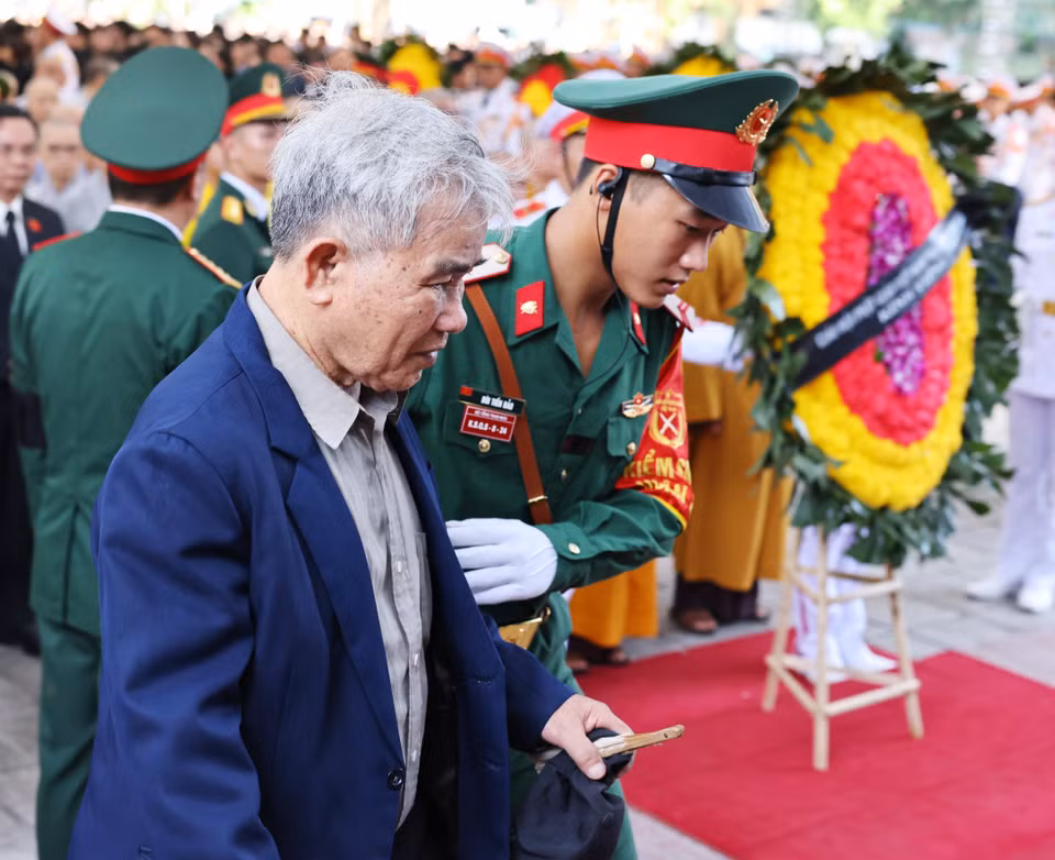 Lực lượng quân đội giúp người dân đến viếng Tổng Bí thư Nguyễn Phú Trọng tại Nhà tang lễ Quốc gia số 5 Trần Thánh Tông, Hà Nội, sáng 26/7. Ảnh: TTXVN