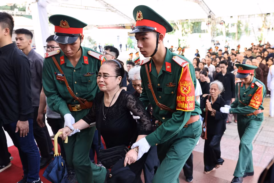 Lực lượng kiểm soát quân sự hỗ trợ, giúp đỡ người cao tuổi vào viếng Tổng Bí thư Nguyễn Phú Trọng. (Ảnh: TTXVN)