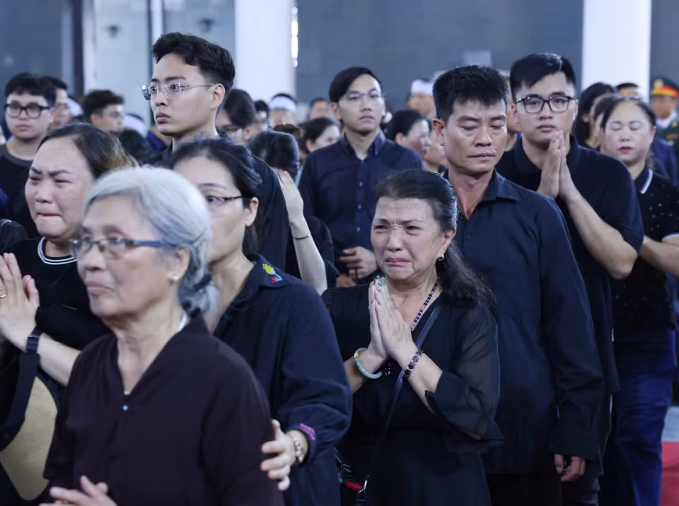 Người dân bày tỏ lòng tiếc thương Tổng Bí thư Nguyễn Phú Trọng. (Ảnh: TTXVN)