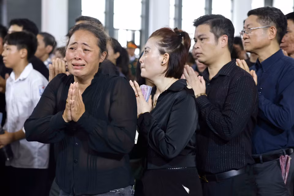Người dân bày tỏ lòng tiếc thương Tổng Bí thư Nguyễn Phú Trọng. (Ảnh: TTXVN)