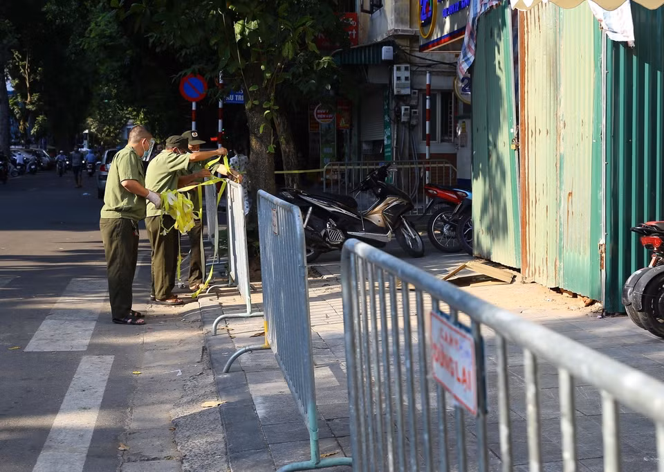 Lực lượng chức năng lập rào chắn tại phố Phủ Doãn, trước cổng vào bệnh viện Việt Đức. (Ảnh: Hoàng Hiếu/TTXVN)