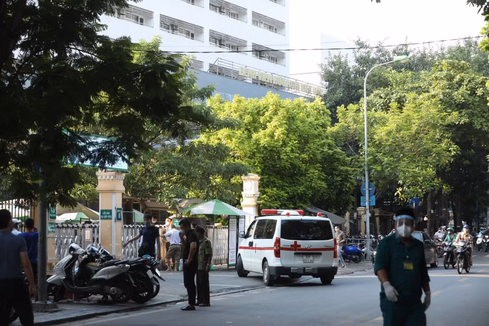 Phong tỏa tạm thời khu D của bệnh viện Việt Đức. (Ảnh: Minh Quyết/TTXVN)