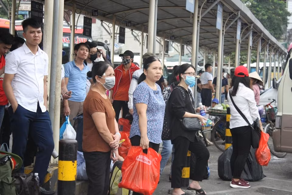 Người dân đi các tuyến xe về huyện ở các tỉnh, thành luôn rơi vào tình trạng chờ đợi xe. (Ảnh: Việt Hùng/Vietnam+)