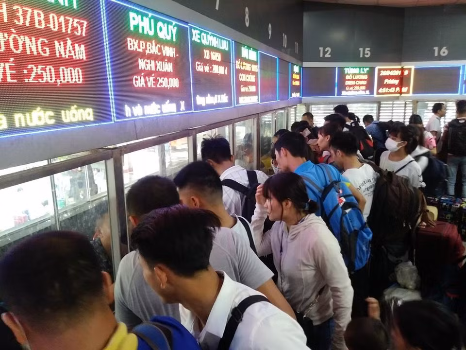 Chen chân mua vé xe tại Bến xe Nước Ngầm. (Ảnh: Việt Hùng/Vietnam+)