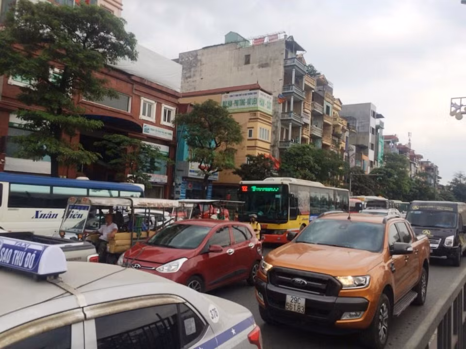 Đường Giải Phóng rơi vào cảnh ùn tắc cục bộ do lượng phương tiện gia tăng đột biến vào cuối giờ chiều. (Ảnh: Việt Hùng/Vietnam+)