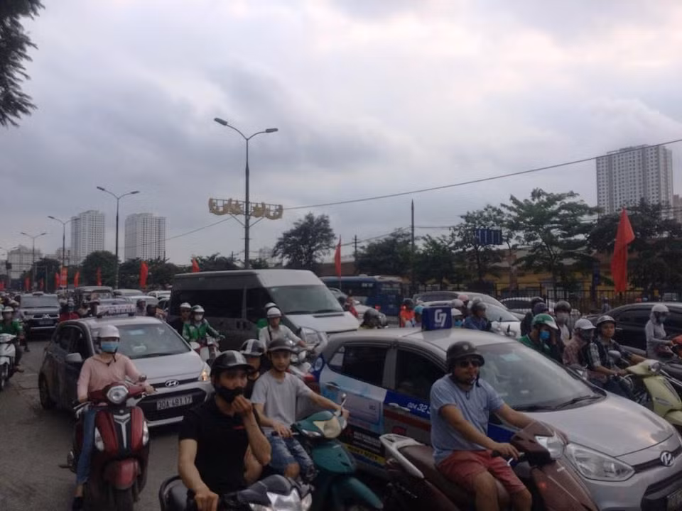 Các xe cố nhích từng mét để thoát khỏi cảnh ùn tắc giao thông. (Ảnh: Việt Hùng/Vietnam+)