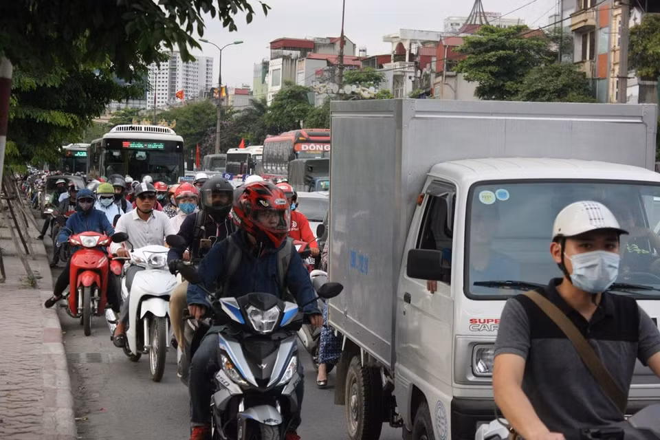 Xe ôtô xếp thành 3 hàng dọc trên đường Giải Phóng. (Ảnh: Việt Hùng/Vietnam+)