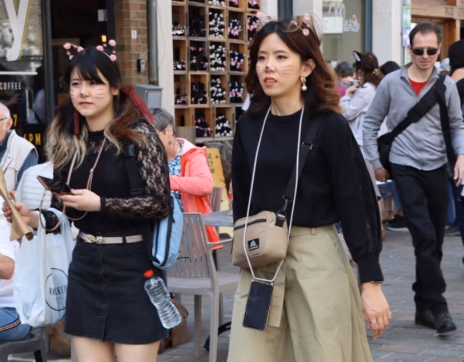 Du khách đến với Lễ hội Mèo cũng vẽ mặt mèo phù hợp với không khí lễ hội. (Ảnh: Hương Giang/TTXVN)