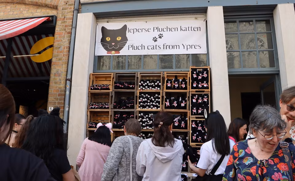 Những chú mèo đen bằng bông được bày bán như món quà lưu niệm tại Lễ hội Mèo (Kattenstoet). (Ảnh: Hương Giang/TTXVN)