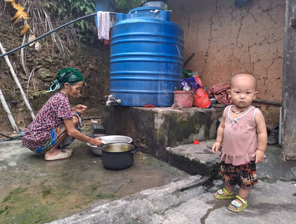 Người dân thôn Lũng Cáng (xã Thuận Hòa, Vị Xuyên, Hà Giang) sắp xếp lại cuộc sống, sinh hoạt sau lũ. (Ảnh: Đức Thọ/TTXVN)