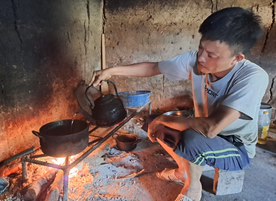 Người dân thôn Lũng Cáng (xã Thuận Hòa, Vị Xuyên, Hà Giang) sắp xếp lại cuộc sống, sinh hoạt sau lũ. (Ảnh: Đức Thọ/TTXVN)