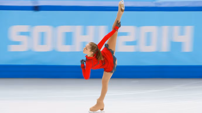 Vận động viên người Nga Yulia Lipnitskaya thực hiện màn biểu diễn của mình ở môn trượt băng nghệ thuật. (Ảnh: Reuters)