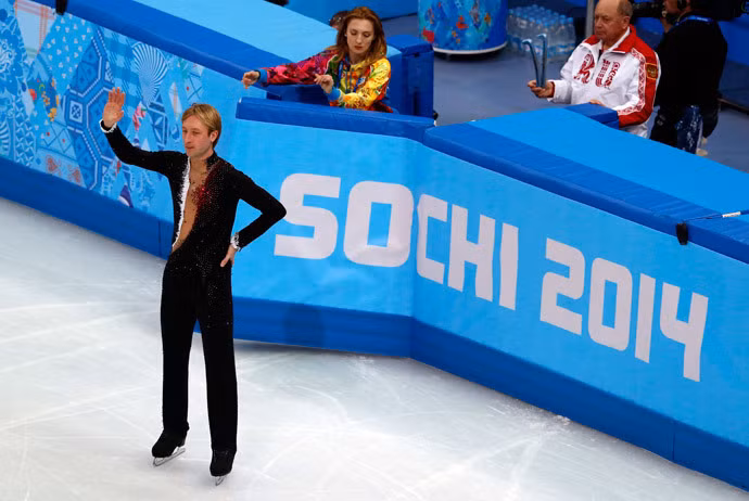 Yevgeny Plushenko vẫy tay chào khán giả khi phải từ giã sự nghiệp thi đấu do dính chấn thương lưng ở môn trượt băng nghệ thuật nội dung đơn nam. (Ảnh: AFP)