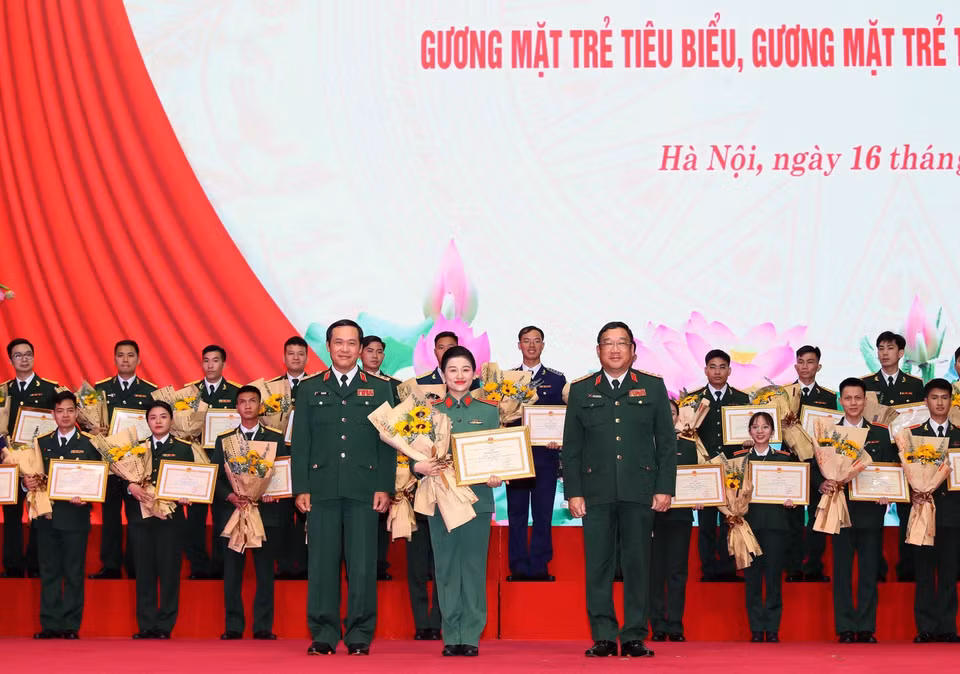 Thượng tướng Vũ Hải Sản, Thứ trưởng Bộ Quốc phòng và Thượng tướng Phạm Hoài Nam, Thứ trưởng Bộ Quốc phòng trao Bằng khen của Tổng cục Chính trị cho các gương mặt trẻ triển vọng toàn quân. (Ảnh: Trọng Đức/TTXVN)
