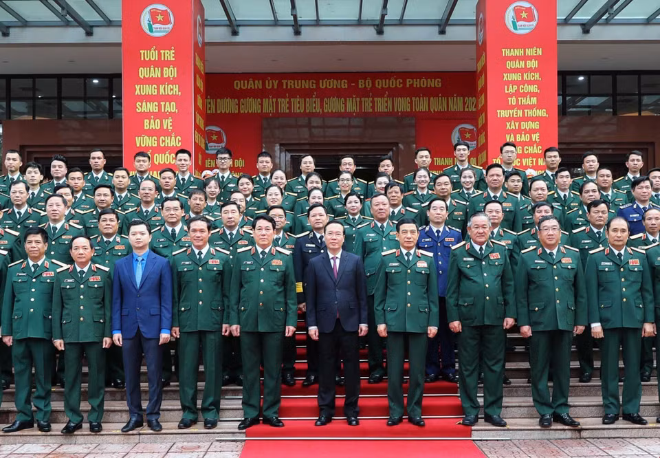 Chủ tịch nước Võ Văn Thưởng cùng các đại biểu tham dự buổi lễ. (Ảnh: Trọng Đức/TTXVN)