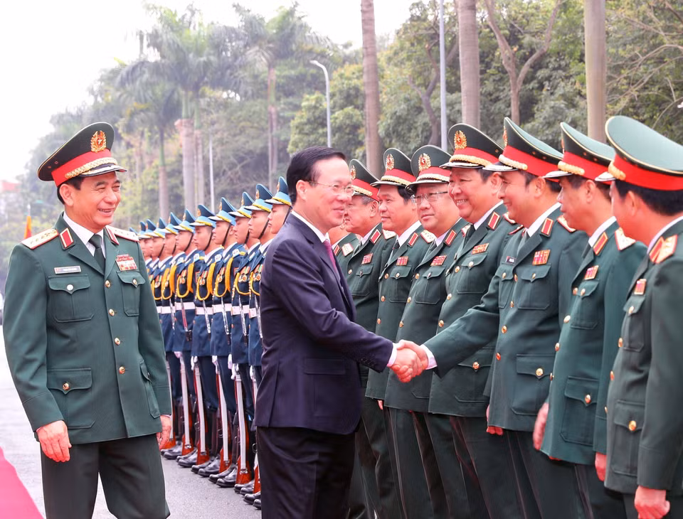 Chủ tịch nước Võ Văn Thưởng với lãnh đạo Bộ Quốc phòng.(Ảnh: Trọng Đức/TTXVN)