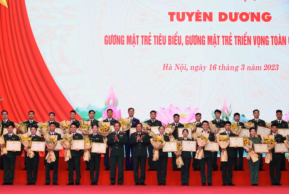 Thượng tướng Vũ Hải Sản, Thứ trưởng Bộ Quốc phòng và Thượng tướng Phạm Hoài Nam, Thứ trưởng Bộ Quốc phòng trao Bằng khen của Tổng cục Chính trị cho các gương mặt trẻ triển vọng toàn quân. (Ảnh: Trọng Đức/TTXVN)
