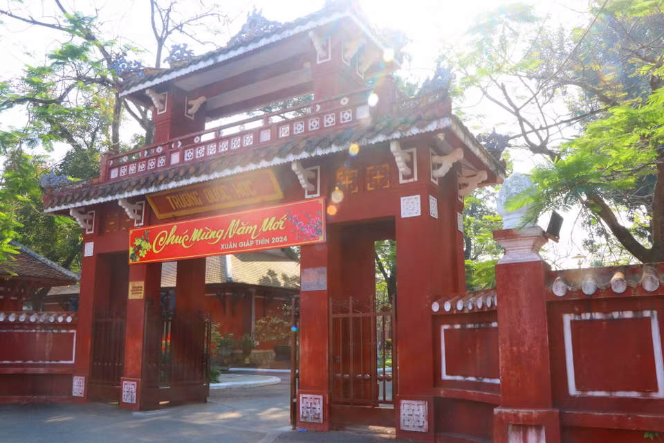 Cổng trường với lối kiến trúc cổ kính có hai tầng, tầng trên bằng gỗ, mái lợp ngói hoàng lưu ly. (Ảnh: Tường Vi/TTXVN)