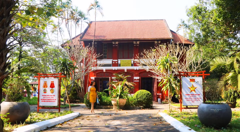 Trường Quốc Học với không gian nhiều cây xanh, kiến trúc cổ kính, trở thành một điểm đến hấp dẫn với nhiều du khách. (Ảnh: Tường Vi/TTXVN)