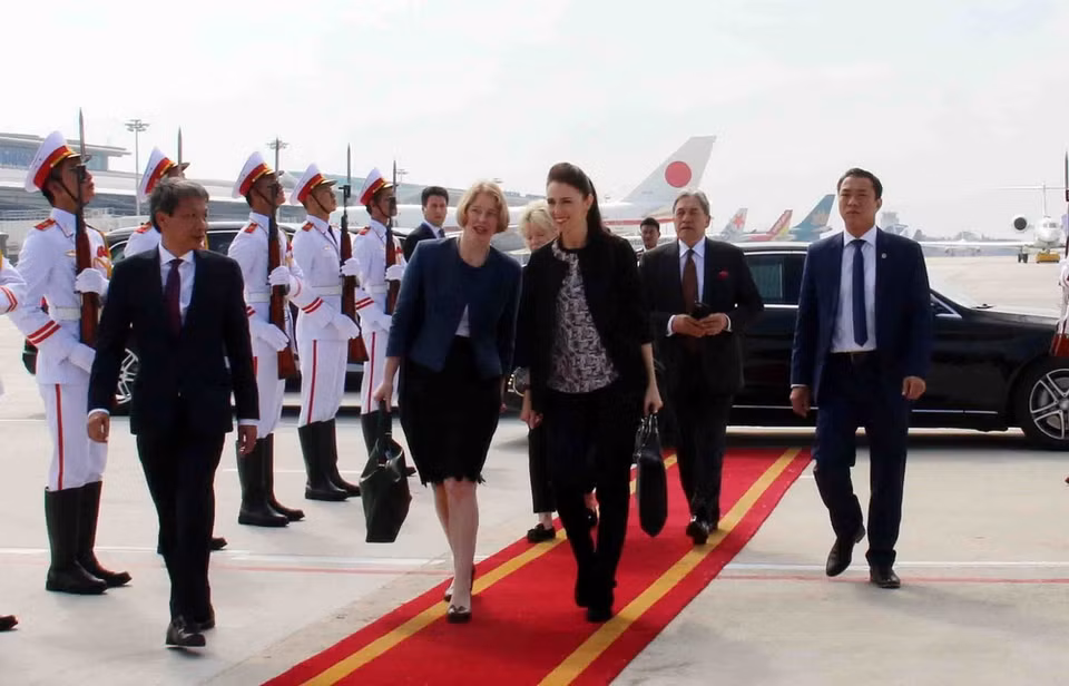 Sáng 12/11, tại Sân bay quốc tế Đà Nẵng diễn ra Lễ tiễn chính thức Thủ tướng New Zealand Jacinda Ardern cùng đoàn đại biểu cấp cao tham dự Tuần lễ Cấp cao APEC 2017. (Ảnh: TTXVN)