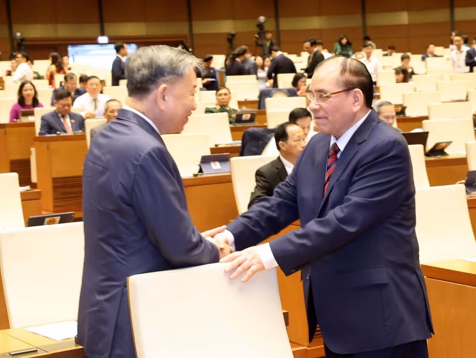 Nguyên Tổng Bí thư Nông Đức Mạnh (bên phải) với Ủy viên Bộ Chính trị, Bộ trưởng Bộ Công an Tô Lâm. (Ảnh: TTXVN)