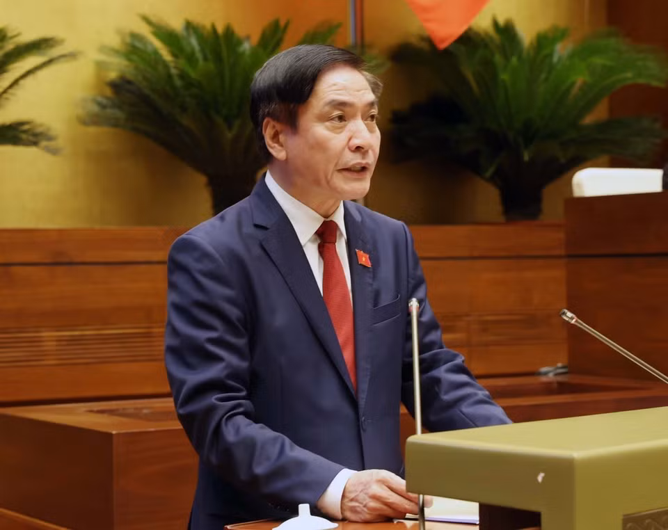 Tổng Thư ký Quốc hội, Chủ nhiệm Văn phòng Quốc hội Bùi Văn Cường báo cáo tiếp thu, giải trình, chỉnh lý dự kiến Chương trình Kỳ họp thứ 7, Quốc hội khóa XV. (Ảnh: TTXVN)