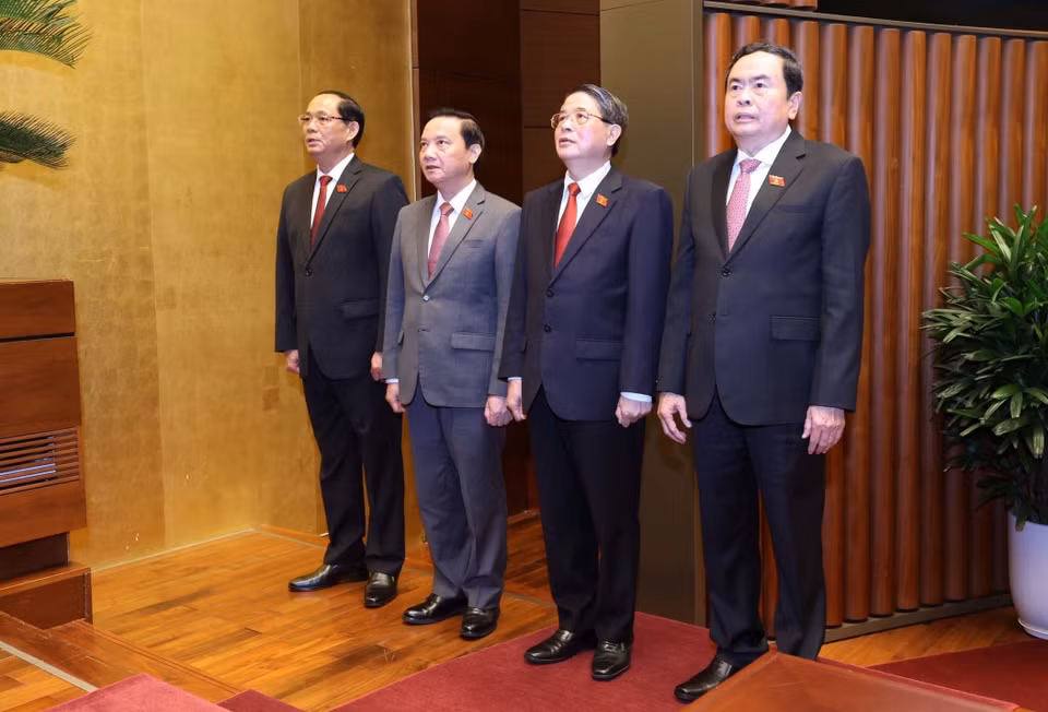 Các Phó Chủ tịch Quốc hội thực hiện nghi lễ chào cờ. (Ảnh: TTXVN)