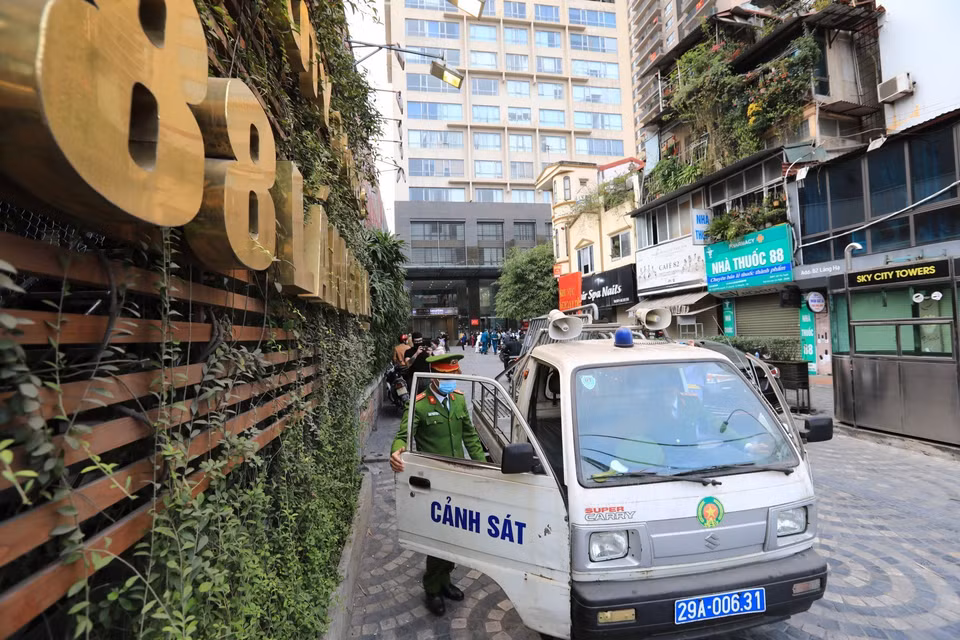 Lực lượng chức năng quận Đống Đa dỡ bỏ hàng rào cách ly chung cư Sky City Tower đúng 17h00 ngày 5/2. (Ảnh: Thành Đạt/TTXVN)