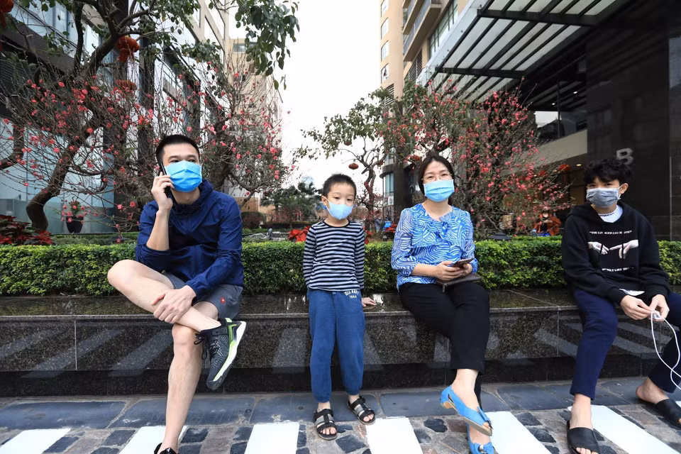 Cư dân chung cư Sky City Tower đã có thể đi lại, dạo chơi sau lệnh dỡ bỏ cách ly. (Ảnh: Thành Đạt/TTXVN)