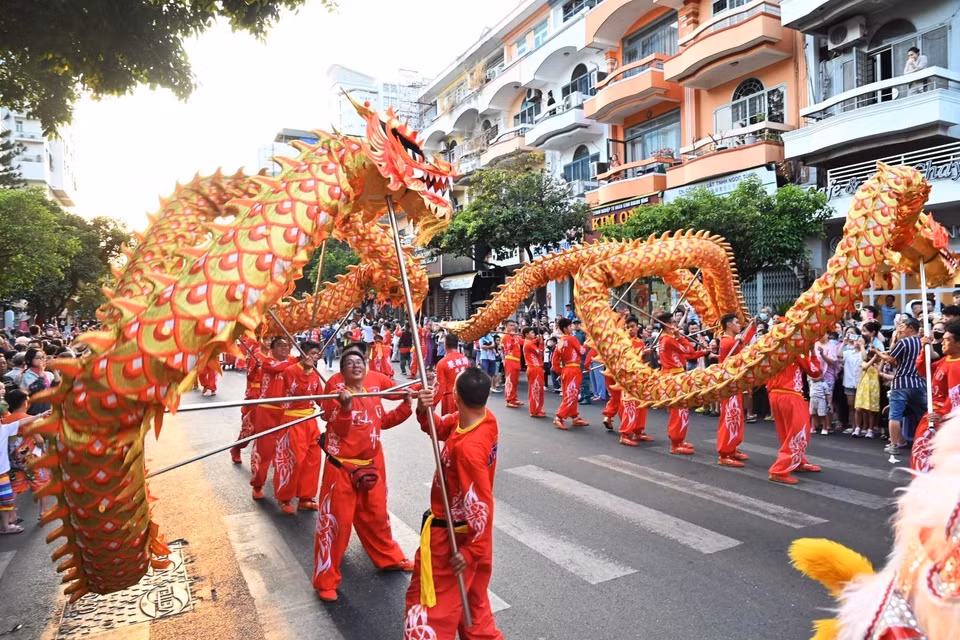 Màn biểu diễn lân sư rồng trên đường Hải Thượng Lãn Ông (Quận 5). (Ảnh: Thu Hương/TTXVN)