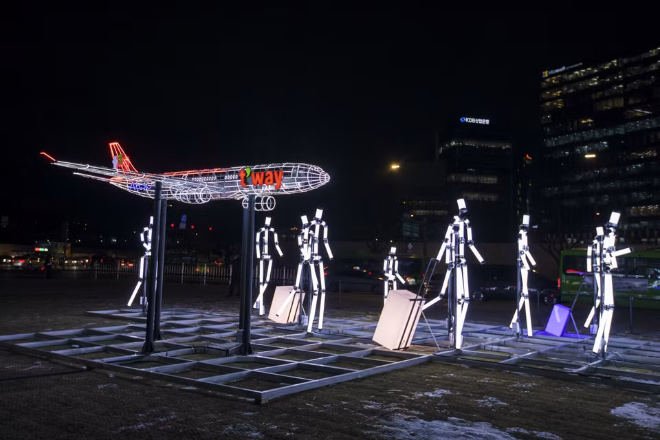 Mô hình đèn led mô tả cảnh máy bay hạ cánh trả khách du lịch đến thăm quan Seoul ở Quảng trường Gwanghwamun. (Ảnh: Anh Nguyên/TTXVN)