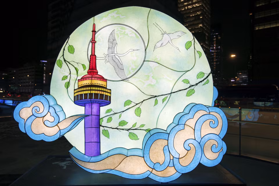 Đèn lồng với hình tượng tháp Namsan nổi tiếng đạt giải cao tại Lễ hội đèn lồng Seoul 2021. (Ảnh: Anh Nguyên/TTXVN)