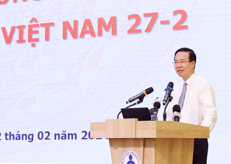 Chủ tịch nước Võ Văn Thưởng động viên, chúc mừng cán bộ, đội ngũ thầy thuốc và người lao động của Bệnh viện Nhi đồng 1 Thành phố Hồ Chí Minh nhân ngày Thầy thuốc Việt Nam. (Ảnh: Thống Nhất/TTXVN)