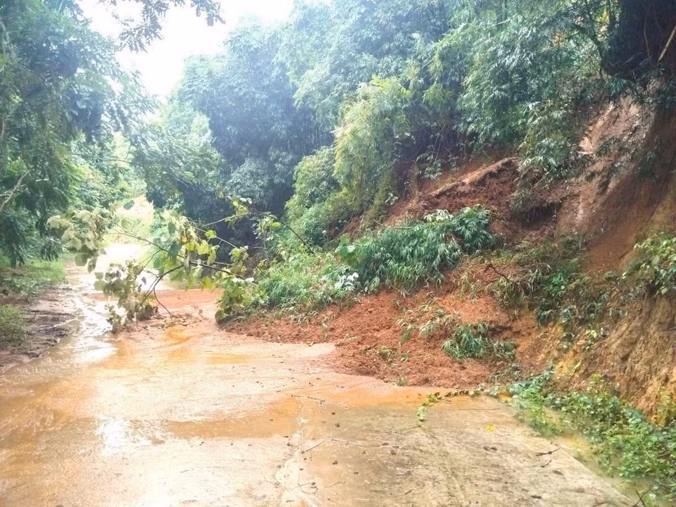 Mưa lớn đã gây sạt lở khoảng 1.000 m3 đất đá tại 11 điểm trên các tuyến đường xã ở huyện Văn Yên. (Ảnh: TTXVN phát)