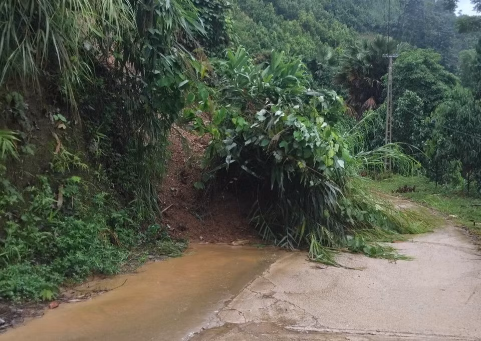 Mưa lớn đã gây sạt lở khoảng 1.000 m3 đất đá tại 11 điểm trên các tuyến đường xã ở huyện Văn Yên. (Ảnh: TTXVN phát)