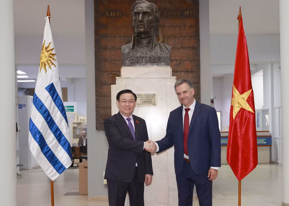Chủ tịch Quốc hội Vương Đình Huệ và ông Yamandú Orsi, Thống đốc tỉnh Canelones. (Ảnh: Doãn Tấn/TTXVN)