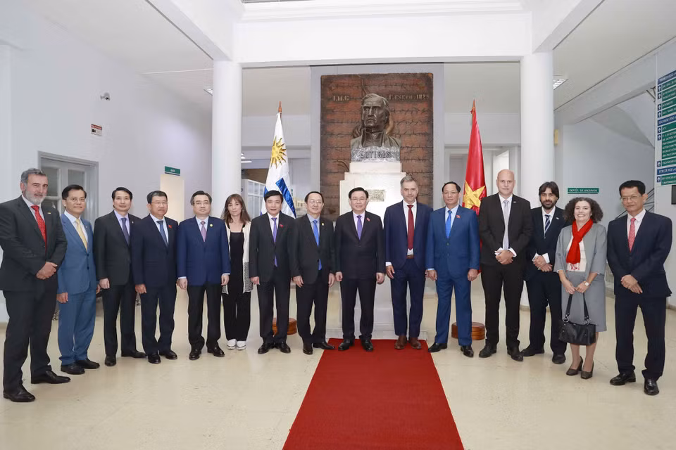Chủ tịch Quốc hội Vương Đình Huệ với các đại biểu. (Ảnh: Doãn Tấn/TTXVN)