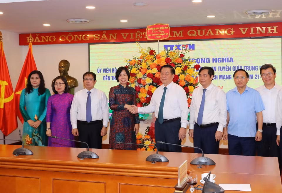 Trưởng Ban Tuyên giáo Trung ương Nguyễn Trọng Nghĩa tặng hoa chúc mừng TTXVN nhân dịp kỷ niệm 99 năm Ngày Báo chí cách mạng Việt Nam. (Ảnh: Trọng Đức/TTXVN)