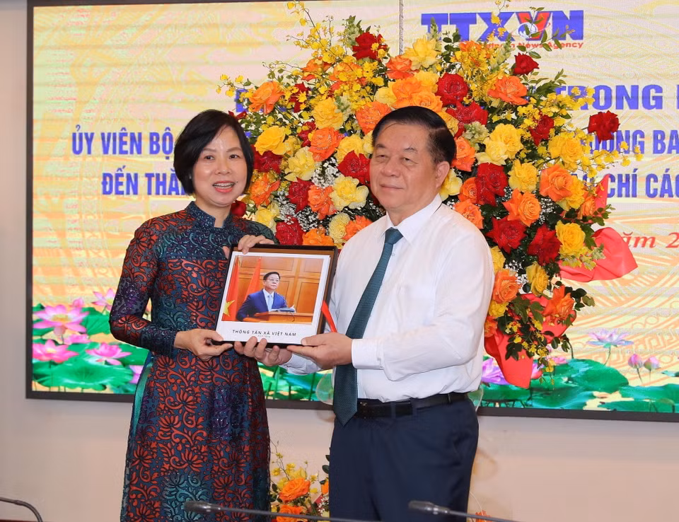 Tổng Giám đốc TTXVN Vũ Việt Trang tặng cuốn sách ảnh cho Trưởng Ban Tuyên giáo Trung ương Nguyễn Trọng Nghĩa. (Ảnh: Trọng Đức/TXVN)