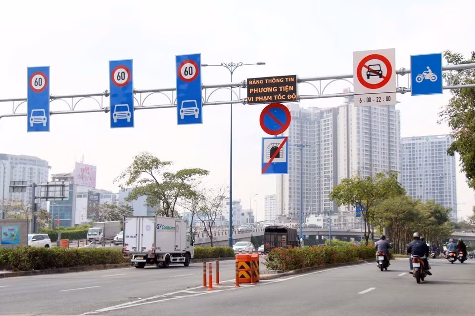 Bảng thông tin vi phạm tốc độ mới được triển khai đầu năm 2022. Đây là ứng dụng mới nhất của Trung tâm điều hành giao thông đô thị Thành phố Hồ Chí Minh. (Ảnh: Tiến Lực/TTXVN)