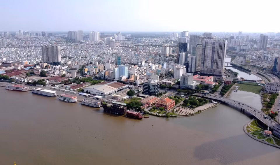 Diện mạo đô thị Thành phố Hồ Chí Minh thay đổi không ngừng, hạ tầng hoàn thiện, khang trang, đời sống người dân được nâng cao. Trong ảnh: Bến Nhà Rồng, Quận 4, Thành phố Hồ Chí Minh, nơi Bác Hồ ra đi tìm đường cứu nước. (Ảnh: Thanh Vũ/TTXVN)
