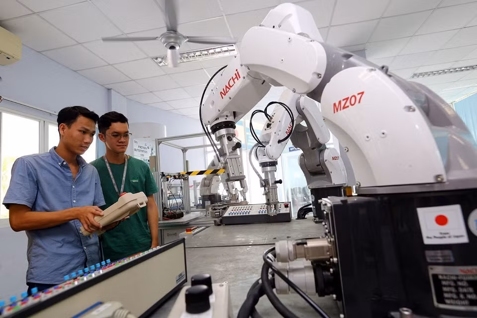 Các học viên thực hành lập trình và vận hành Robot tại Trung tâm Đào tạo khu công nghệ cao thành phố Hồ Chí Minh (SHTP-Training). (Ảnh: Danh Lam/TTXVN)